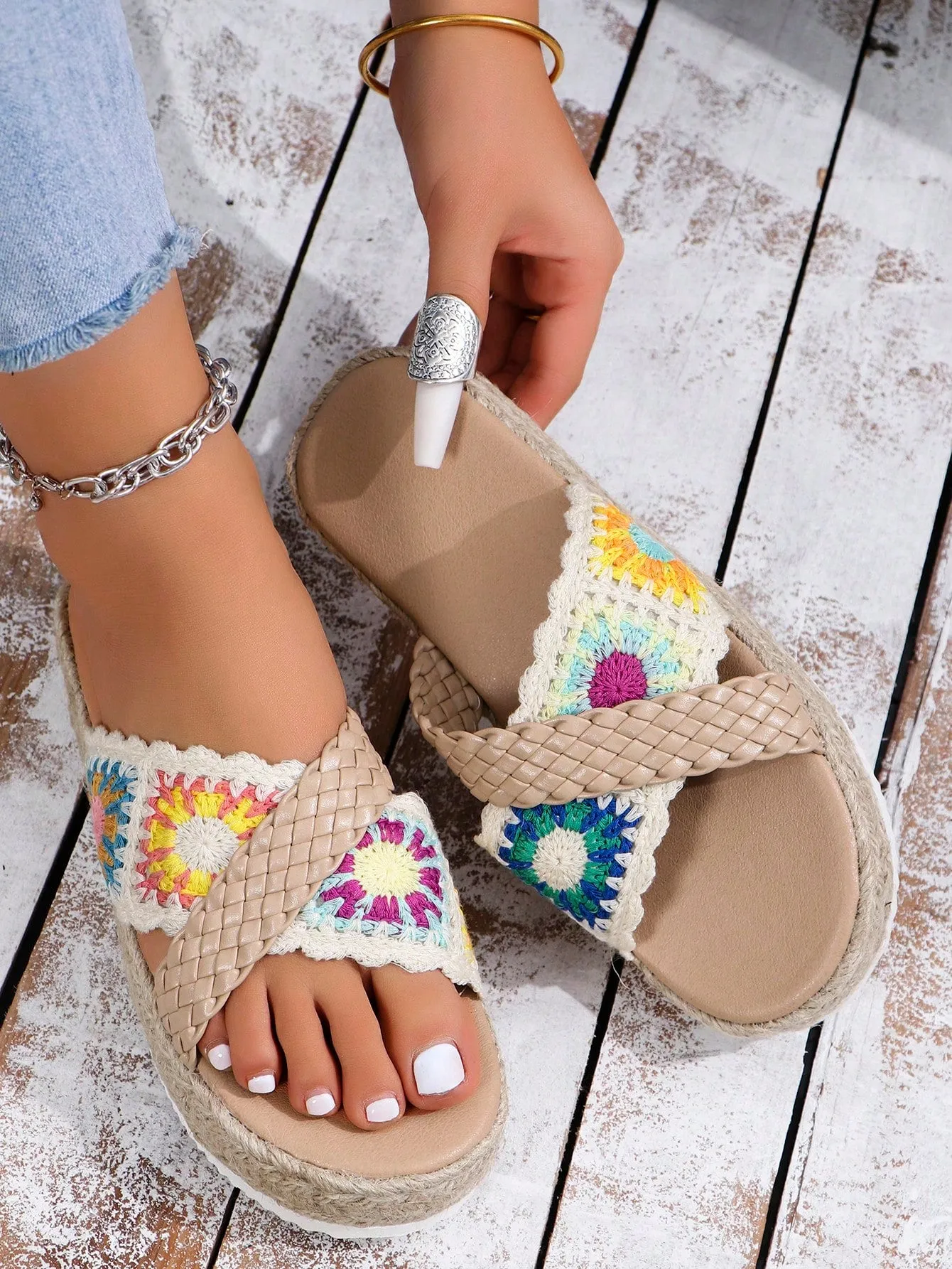 2024 Bohemian Bliss: Cross-Band Women's Flat Sandals